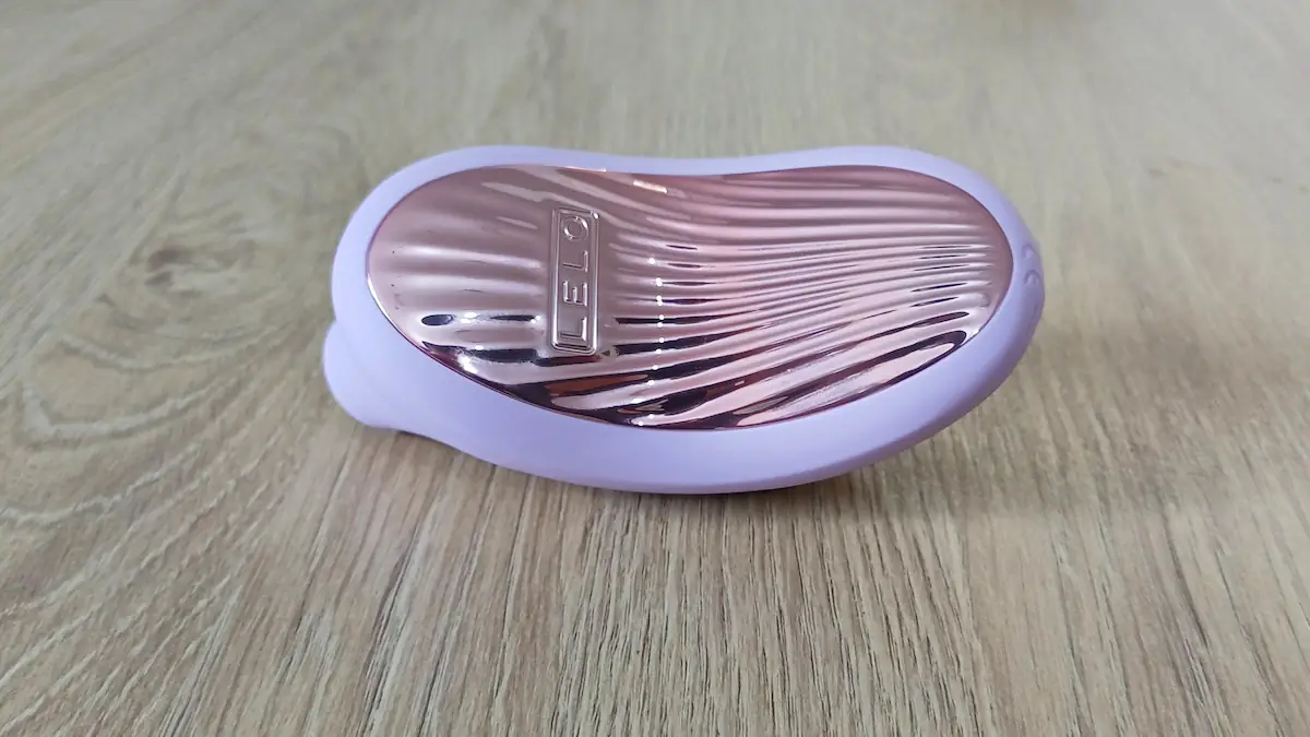 Rückseite des Lelo Sona 3 Cruise mit geriffelter Kunststoffoberfläche