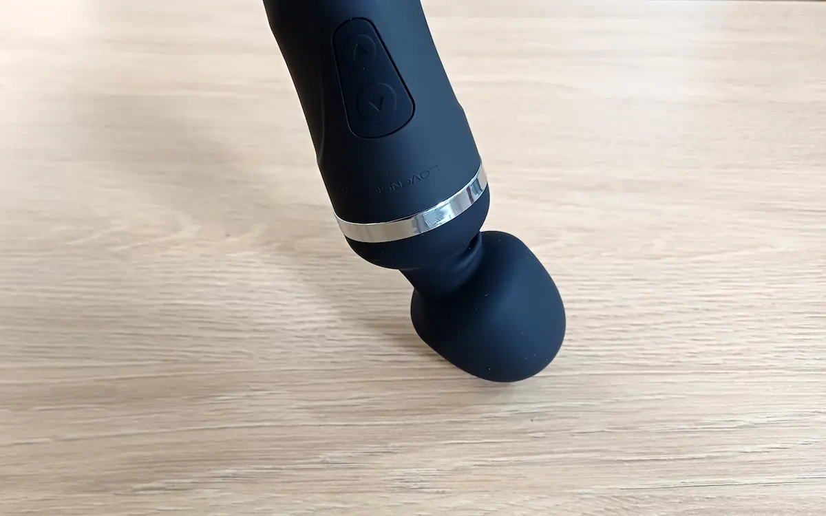 Flexibler Hals des Lovense Domi 2 unter leichtem Druck