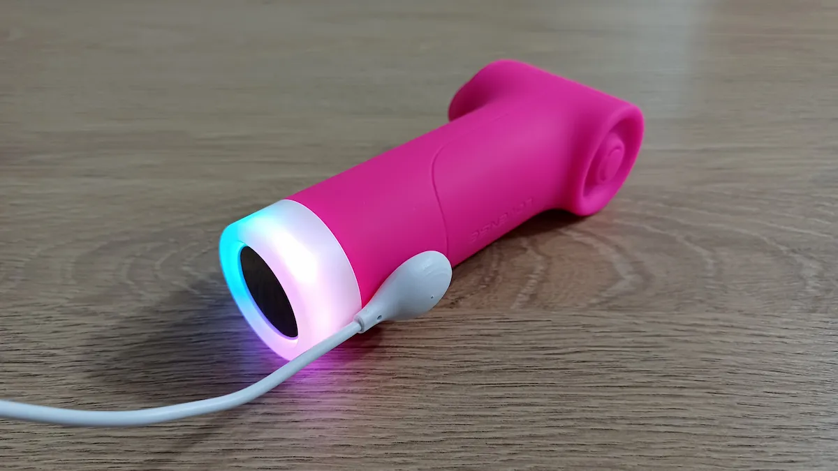Lovense Fizz mit angeschlossenem Ladekabel
