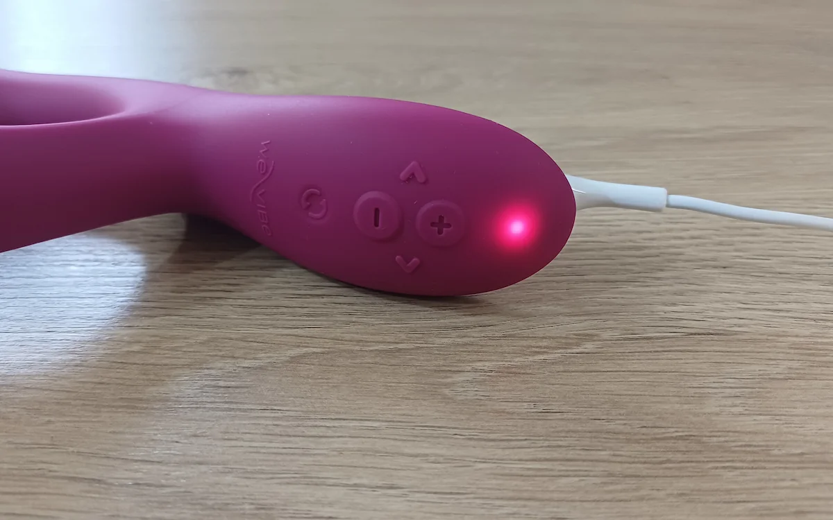We-Vibe Nova 2 mit angeschlossenem Ladekabel